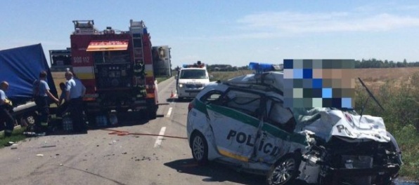 Aktualizované: Pri dopravnej nehode zahynuli dvaja policajti, päť ľudí je ťažko zranených, zasahoval aj vrtuľník