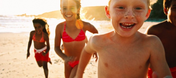 Rodičia pozor, odborníci odporúčajú chrániť deti pred nadmerným slnením
