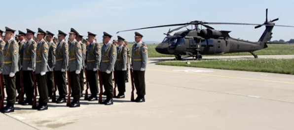 Minister obrany Gajdoš odovzdal vojakom v Prešove nové vrtuľníky Black Hawk