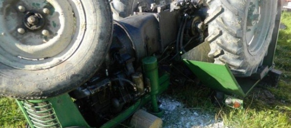 Muža v okrese Čadca zavalil traktor, nehoda sa skončila tragicky