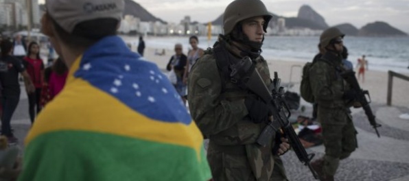 Video: Rio de Janeiro bojuje proti organizovanému zločinu, v meste rozmiestnili tisícky vojakov