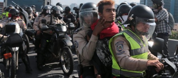 Zadržali mužov, ktorí zaútočili na vojenskú základňu. Vo videu sa vyhlásili za rebelov