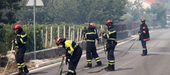 Požiare v Chorvátsku sa nevyhli ani Makarskej rivére, proti plameňom zasahuje aj lietadlo