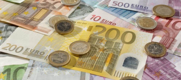 Spoločná európska mena oproti doláru stúpla, prebytok Nemecka sa zvýšil
