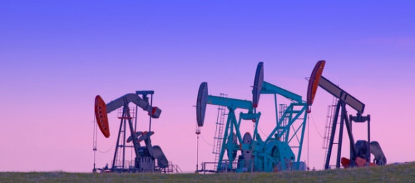 Ceny ropy klesajú, zlacnel aj vykurovací olej