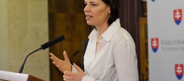 Remišová zdôrazňuje, že analýzy si robí sama a nepotrebuje žiadne figúrky z úradu