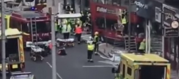 Video: Poschodový autobus nabúral do obchodu v Londýne