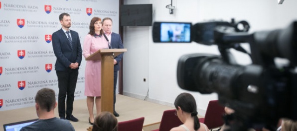 Opozícia zvažuje, že bude iniciovať vyslovenie nedôvery vláde