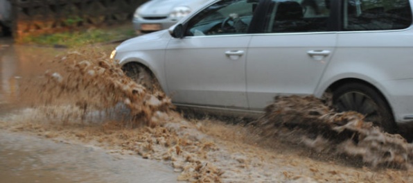 Meteorológovia upozorňujú na búrky s krúpami, v jednom okrese očakávajú prívalovú povodeň