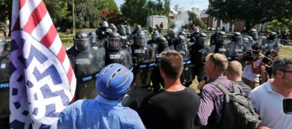 Aktualizované: Nacionalistický protest sprevádzajú výtržnosti, do ľudí vrazilo auto