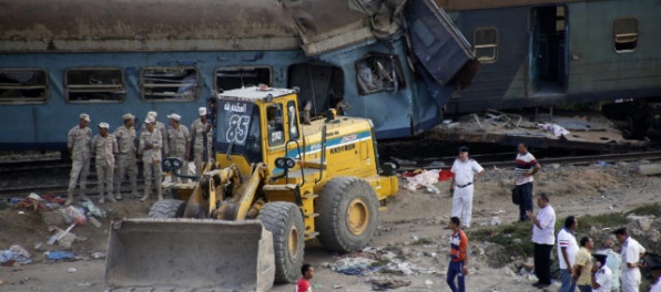 Prokuratúra po tragickej zrážke vlakov v Egypte poslala do väzby rušňovodiča