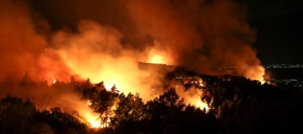 Lesný požiar neďaleko Atén už zničil viac ako 20 domov, evakuácii sa nevyhli aj detské kempy