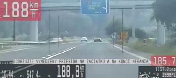 Foto: Cestný pirát na Mercedese prekročil rýchlosť takmer o stovku