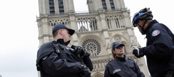 Vodič v Paríži vrazil autom do ľudí, zabil osemročné dievča