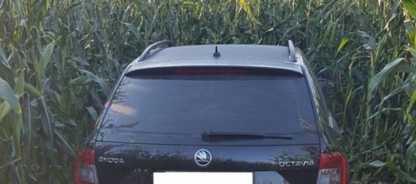 Podozriví z prevádzačstva unikali pred políciou, neskôr našli ich auto v kukuričnom poli