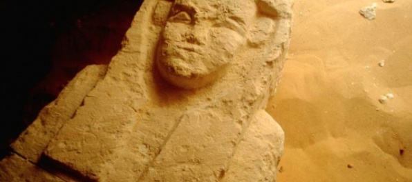 Archeológovia odhalili v Egypte tri hrobky a našli sarkofágy staré viac ako 2 000 rokov