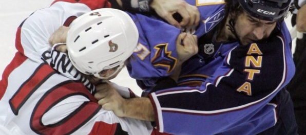 Obranca Boris Valábik vymení hokejový výstroj za uniformu policajta