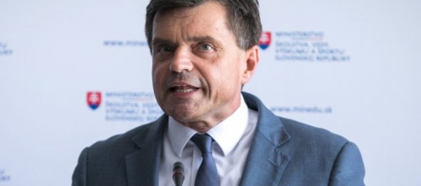 Minister školstva Peter Plavčan oznámi vo štvrtok svoju abdikáciu