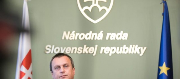 Danko obetoval pešiaka za to, že si zachová pozíciu v koalícii, tvrdí politologička