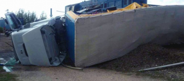 Foto: Nákladný vlak sa zrazil s kamiónom, príčinu nehody vyšetrujú