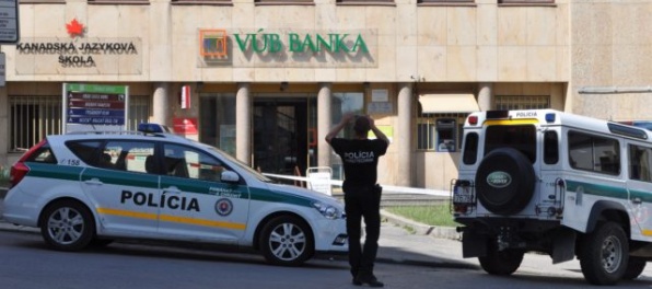 Policajti prehľadávali pobočky VÚB banky, anonym nahlásil bombu