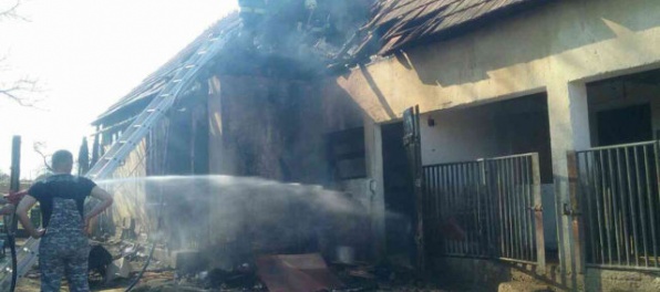 Hasiči likvidovali požiar domu v okrese Zvolen, dve osoby prišli o život