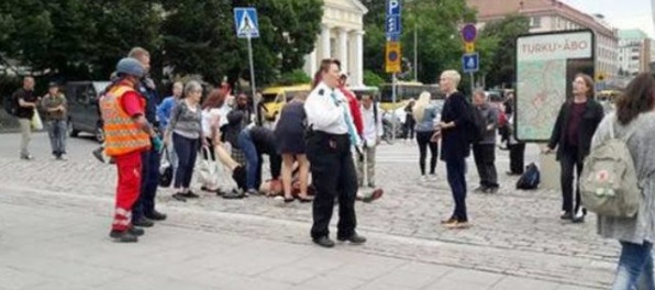 Video: Muž vo fínskom Turku pobodal viacero ľudí, polícia ho postrelila (aktualizované)