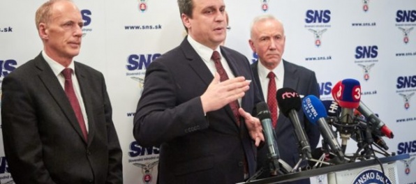 Fico mlčí o dúhovej vlajke ombudsmanky, s Mostom podľa Pašku vytvára nový konflikt v koalícii