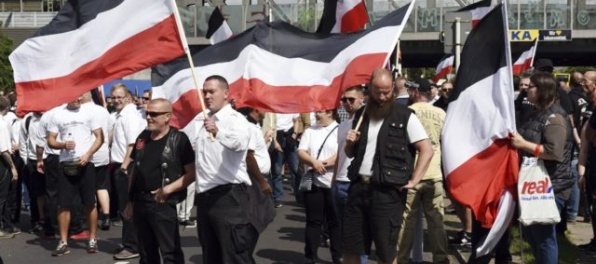 Video: Berlínski neonacisti si pripomínali Hessovu smrť, antifašisti ich nepustili k väznici