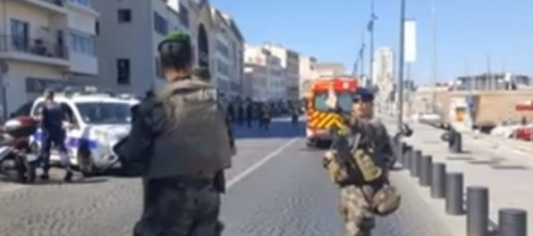 Video: V Marseille narazilo auto do zastávok autobusov, útočníka zadržali (aktualizované)