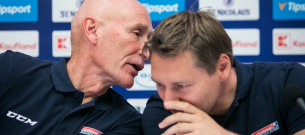 Ramsay sa prvýkrát stretol s hráčmi, v tíme sa pred zápasom s Čechmi objavil ďalší majster sveta