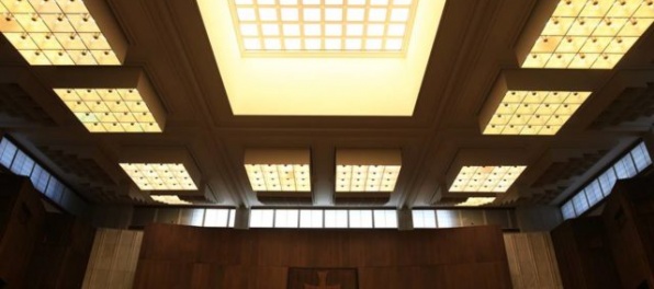 Video: V parlamente vymenili ceremoniálny luster, nové osvetlenie stálo takmer 25-tisíc eur