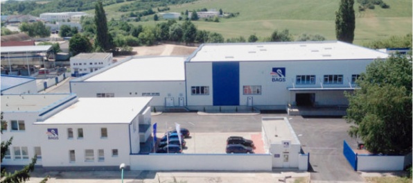 Ľudia sa správajú ekologickejšie. Myjavský závod ECO-BAGS preto zvyšuje produkciu papierových obalov.