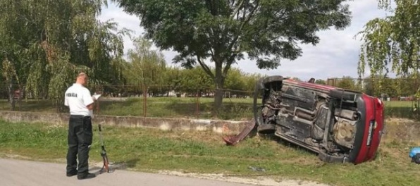 Mladý vodič narazil do školského plota v Šamoríne, spolujazdkyňa nehodu neprežila