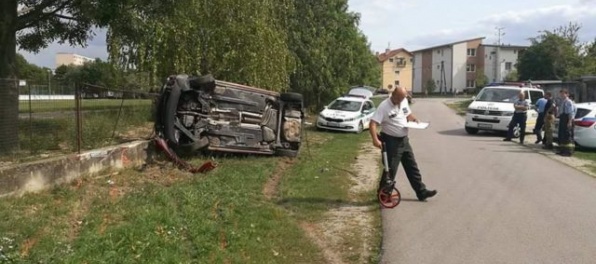 Muž narazil autom do školského plota, nehodu neprežila 21-ročná spolujazdkyňa