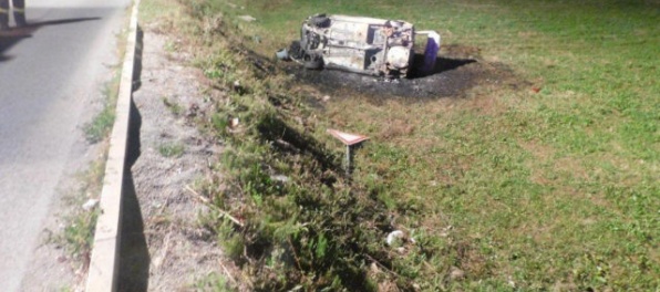 Foto: Tínedžer po nehode zhorel v aute, vodič a ďalšia spolujazdkyňa sa zranili ľahko