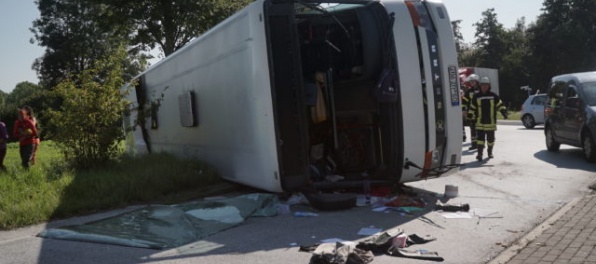 Autobus plný rumunských zberačiek havaroval, vozidlu pravdepodobne zlyhali brzdy