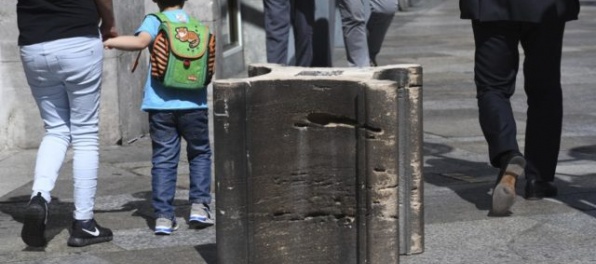 Pred kolínskou katedrálou rozostavali ťažké kamenné bloky ako obranu proti teroristickému útoku