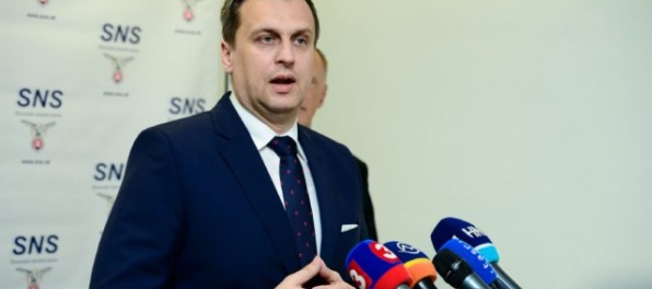 V SNS sú rôzne názory na to, či odísť alebo ostať v koalícii so Smerom-SD a Mostom-Híd