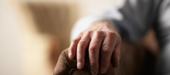 Dôchodca prišiel o úspory, podvodníčka ho zabávala a jej komplic mu z domu ukradol tisíce eur