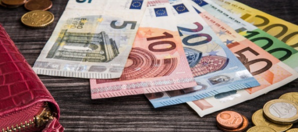 Dolár posilňoval voči euru a jenu, strácal oproti britskej libre