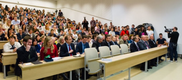 Študentky, ktoré uplácali pedagóga pre skúšku, chcú dohodu o vine a treste