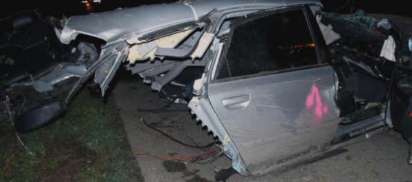 Foto: Mladý vodič Audi nezvládol zákrutu, dostal šmyk a narazil do stromu (aktualizované)