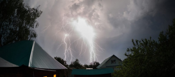 Ako chrániť elektroniku pred bleskom