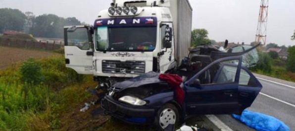 Osobný automobil sa zrazil s nákladným vozidlom, nehodu neprežil jeden muž