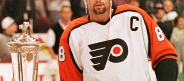 Eric Lindros sa dočkal veľkej pocty, jeho číslo 88 vo Philadelphii už nebude nosiť nikto iný