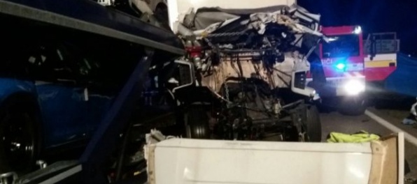 Nákladné auto vrazilo do Mercedesu, pri nočnej nehode na diaľnici D2 zahynul jeden vodič