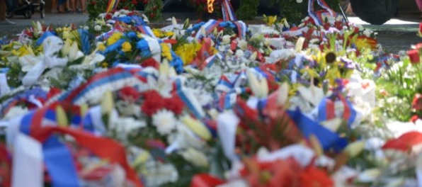 Foto: Oslavy 73. výročia SNP sa začali preletom lietadiel, novinkou bolo odhalenie lavičky