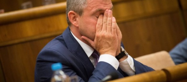 Aktualizované: Ak poslanci SNS zahlasujú za pád Richtera, môže to mať podľa Pellegriniho fatálne následky