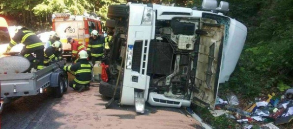 Foto: Pri obci Šturec sa prevrátila cisterna, cesta je v oboch smeroch neprejazdná